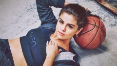 Selena-Gomez-Playing-Basketball.jpg